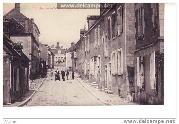 La Rue Du Pont Animée - Coulanges Sur Yonne