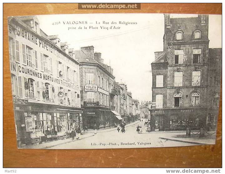 50 VALOGNES RUE DES RELIGIEUSES PRISE DE LA PLACE VICQ ANIMEE - Valognes