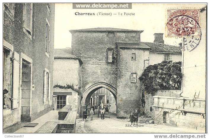 86 - VIENNE - CHARROUX - LE PORCHE - ATTELAGE - BELLE CARTE ANIMEE - Charroux