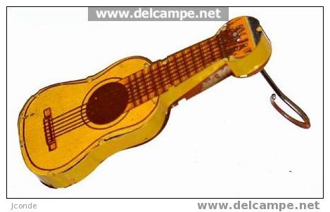 ANTIGUA GUITARRA DE HOJALATA LITOGRAFIADA DE LA MARCA RICO - AÑOS 30 - SE TRATA DE UNA CARRACA QUE FUNCIONA PERFECTAMENT - Jugetes Antiguos