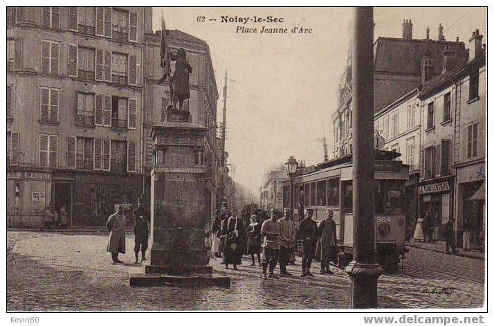 93 NOISY LE SEC Belle Cpa Animée. Place Jeanne D´Arc  + Tramway Gros Plan De Passage - Noisy Le Sec