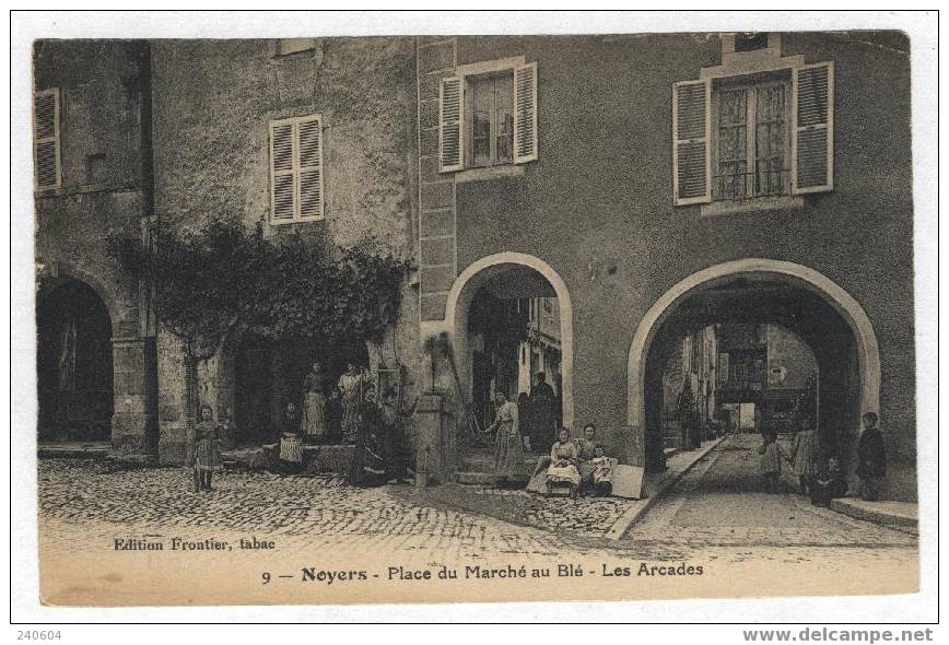 9  -  NOYERS  --  Place Du Marché Au Blé  --  Les Arcades - Noyers Sur Serein