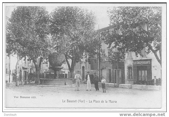 83 // VAR / LE BEAUSSET / Place De La Mairie / Vve Bonasse Edit / ANIMEE - Le Beausset