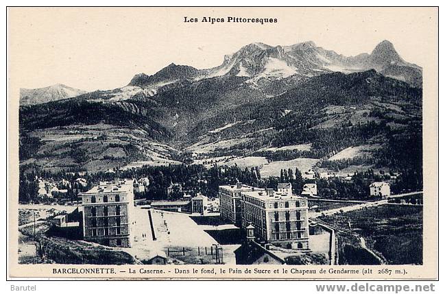 BARCELONNETTE - La Caserne. Dans Le Fond, Le Pain De Sucre Et Le Chapeau De Gendarme - Barcelonnetta