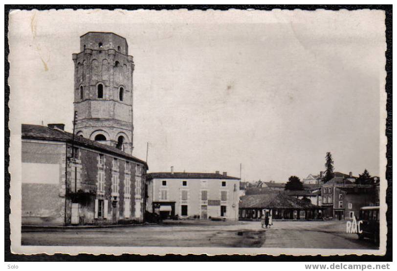 CHARROUX - Place Saint Pierre - Charroux