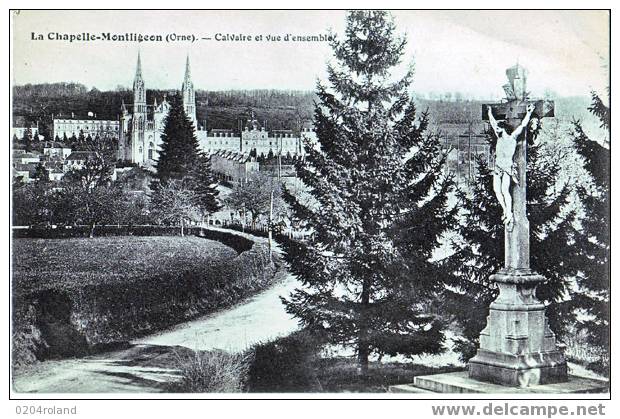 La Chapelle Montligeon - Calvaire Et Vue D'ensemble - Vimoutiers