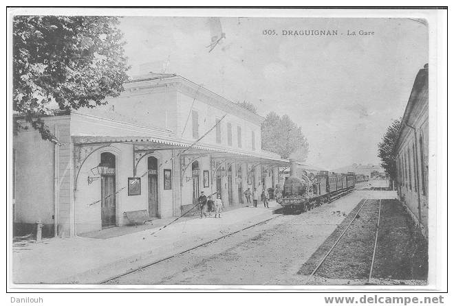 83 // VAR / DRAGUIGNAN / La Gare N° 1305 / Arrivée D´un Train - Draguignan