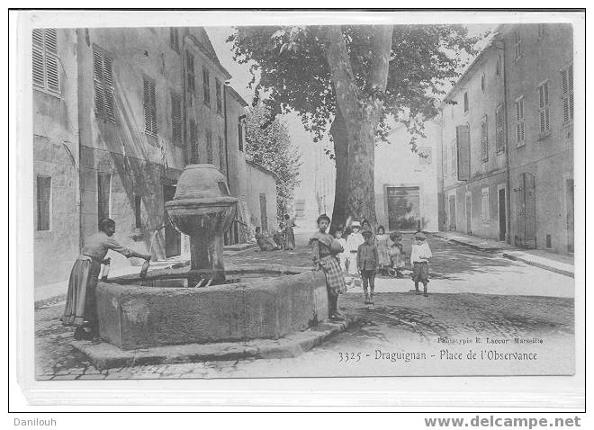 83 // VAR / DRAGUIGNAN / Place De L'observance + Fontaine / ANIMEE N° 3325 Lacour - Draguignan