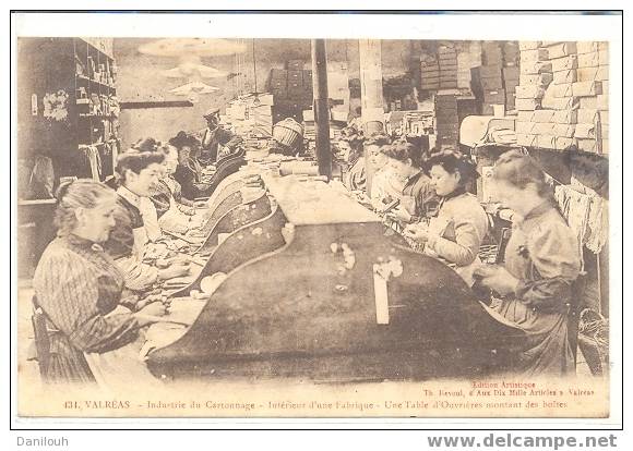 84 // VAUCLUSE / VALREAS / Industrie Du Cartonnage, Intérieur D´une Fabrique, Une Table D´ouvrieres Montant Des BoîtesXX - Valreas