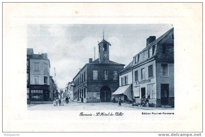 Cpa Formerie (60, Oise) L´Hôtel De Ville, Commerces (Beranger, Daverton..) Animée. Ed Pourret à Formerie - Formerie