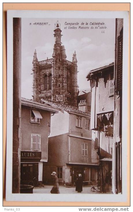 Ambert (Puy De Dôme) Campanile Et Vielles Maisons - Ambert