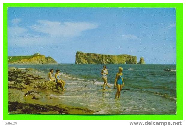 PERCÉ, QUÉBEC - ON SE BAIGNE AU ROCHER PERCÉ - ANIMÉE - CARTE ÉCRITE - STUDIO BERNARD - - Percé