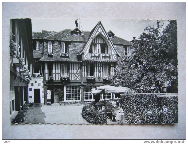 Villerville-sur-Mer : Chez "Mahu" - La Cour Normande. Dentelée - Villerville