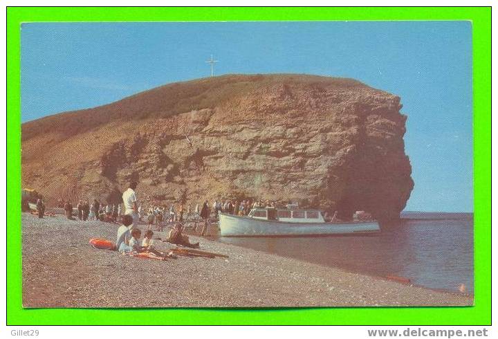 PERCÉ, QUÉBEC - LE CAP BARRÉ ANIMÉE DE GENS ET UN BATEAU - CASSIDY'S - - Percé