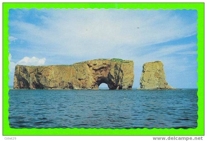 PERCÉ,QUÉBEC - LE ROCHER PERCÉ EN CLOSE UP - - Percé