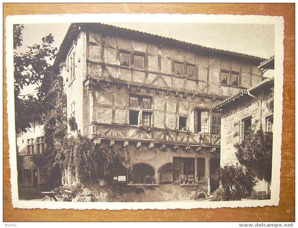 01 PEROUGES HOSTELLERIE - Pérouges