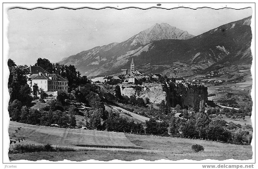 05 - EMBRUN - Vue Générale - Au Fond, à Gauche, Pic Du Clocher, à Droite, Mont Orel - Semi Moderne Petit Format - Embrun