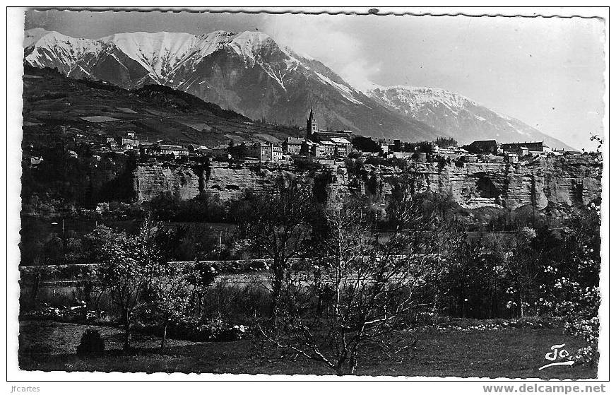 05 - EMBRUN - Vu Des Bords De La Durance - Tête De L'Hivernet Et Soleille-Boeuf - Semi Moderne Petit Format - Embrun