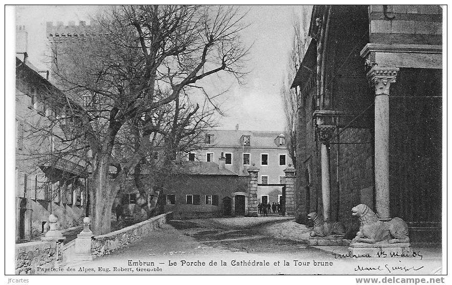 05 - EMBRUN - Le Porche De La Cathédrale Et La Tour Brune - Embrun