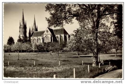 Pontmain - La Basilique Côté Est - Pontmain