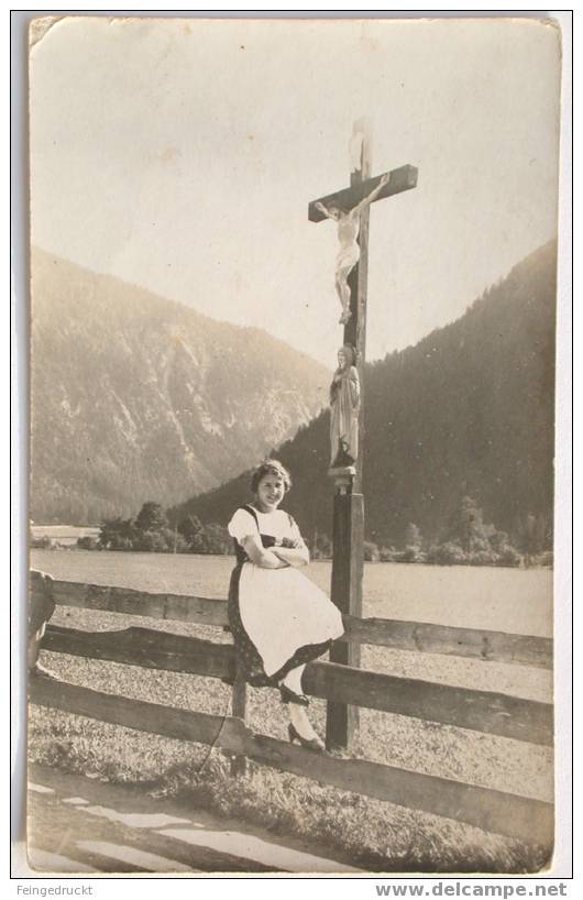 Junge Frau In Tracht Vor Kreuz - Fotografie Um 1910 - (d 481) - Non Classés