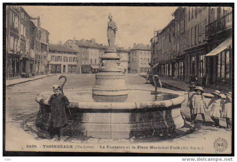 YSSINGEAUX - La Fontaine Et La Place Maréchal FOCH - Yssingeaux