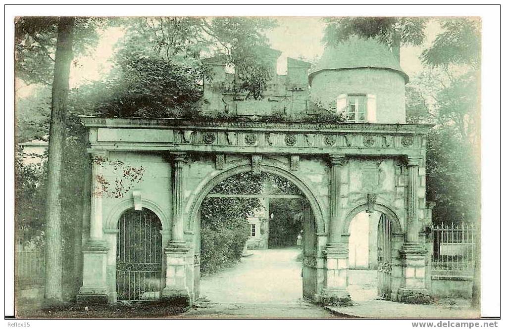 SURGERES - Porte De L'Hôtel De Ville. - Surgères