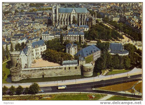 NANTES : Vue Aérienne Sur Le Château - Au Fond La Cathédrale - Editions CHAPEAU NANTES - Cachet De La Poste 1972 - Nantes