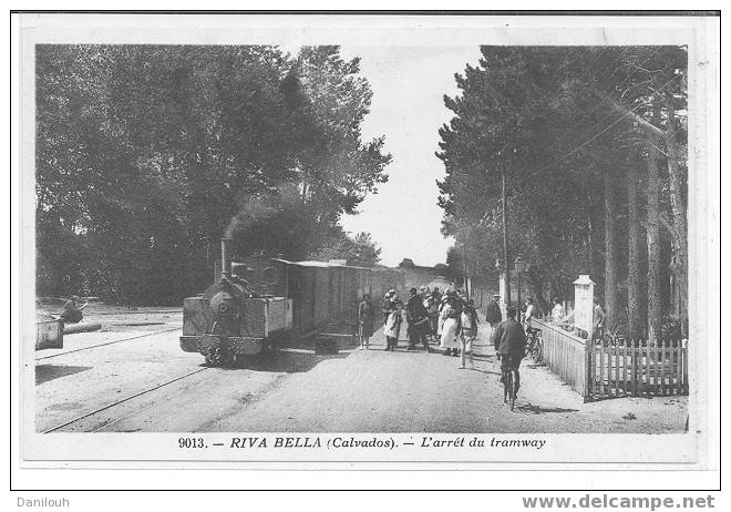 14 // CALVADOS / RIVA BELLA / L'arret Du Tramway N° 9013 - Riva Bella