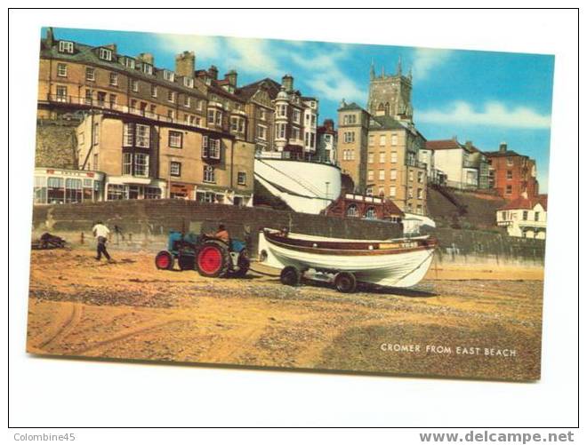 Cpm Anglaise Tracteur Tirant Un Bateau Sur La Plage - Tractors