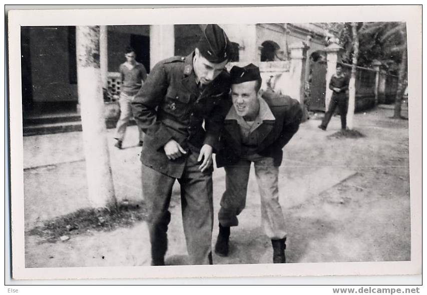 GUERRE D INDOCHINE  -  LANGSON (tonkin)  -  1946/49  -  CARTE  PHOTO AVEC 2 MILITAIRES - Autres & Non Classés