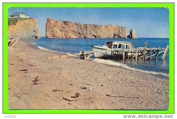 PERCÉ, QUÉBEC - LE ROCHER ET UN BATEAU - CIRCULÉE EN 1963 - H. V. HENDERSON - - Percé