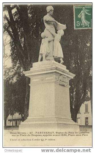 Parthenay - Statue Du Pain De Lefeuvre Sur La Place Du Drapeau, Appelée Avant 1830, Place Sans Pain - Parthenay