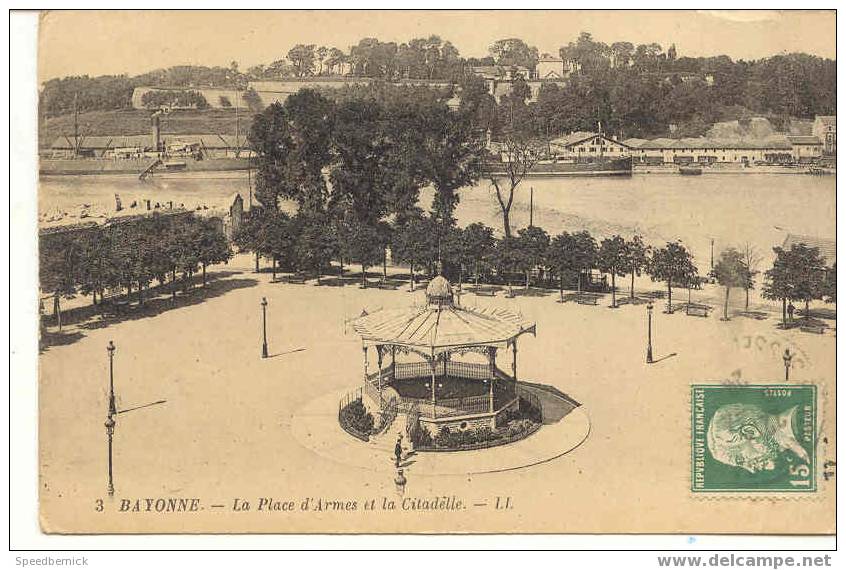 2551 Bayonne La Place D'armes Et Le Citadelle . LL 3 Kiosque à Musique . - Bayonne