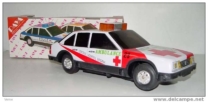 ANTIGUO COCHE AMBULANCIA DE PAYA - MODELO VOLKSWAGEN PASSAT - DE HOJALATA LITOGRAFIADA A PILAS -. CON SU CAJA ORIGINAL - - Jugetes Antiguos