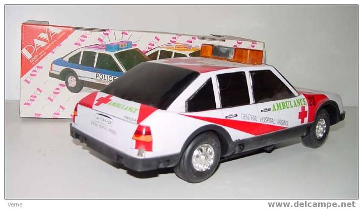 ANTIGUO COCHE AMBULANCIA DE PAYA - MODELO VOLKSWAGEN PASSAT - DE HOJALATA LITOGRAFIADA A PILAS -. CON SU CAJA ORIGINAL - - Jugetes Antiguos