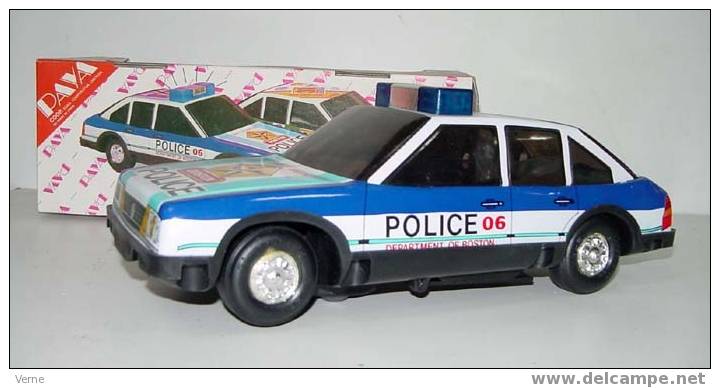 ANTIGUO COCHE POLICIA DE PAYA - MODELO VOLKSWAGEN PASSAT - DE HOJALATA LITOGRAFIADA A PILAS -. CON SU CAJA ORIGINAL - - Jouets Anciens