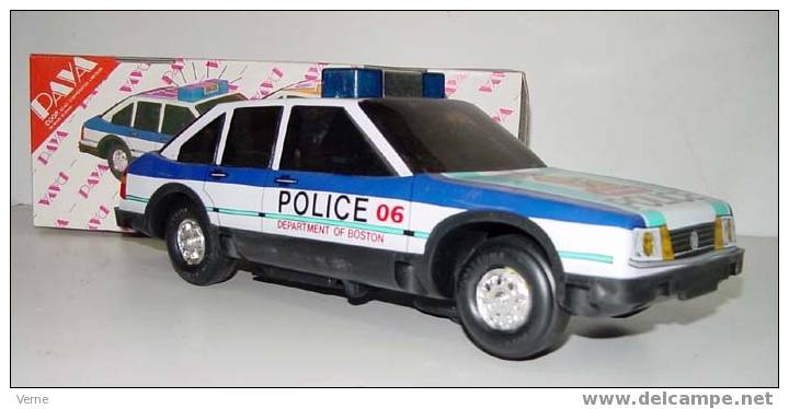 ANTIGUO COCHE POLICIA DE PAYA - MODELO VOLKSWAGEN PASSAT - DE HOJALATA LITOGRAFIADA A PILAS -. CON SU CAJA ORIGINAL - - Jugetes Antiguos