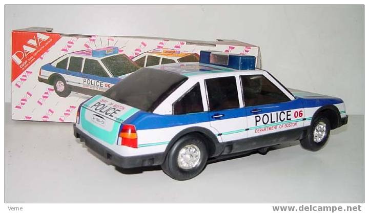 ANTIGUO COCHE POLICIA DE PAYA - MODELO VOLKSWAGEN PASSAT - DE HOJALATA LITOGRAFIADA A PILAS -. CON SU CAJA ORIGINAL - - Jouets Anciens