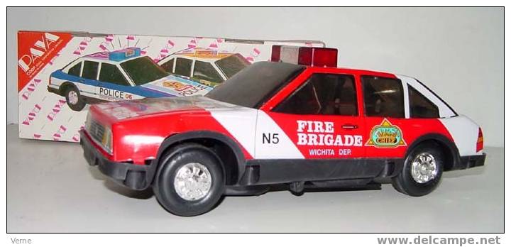 ANTIGUO COCHE BOMBEROS DE PAYA - MODELO VOLKSWAGEN PASSAT - DE HOJALATA LITOGRAFIADA A PILAS -. CON SU CAJA ORIGINAL - - Jugetes Antiguos