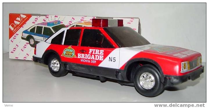 ANTIGUO COCHE BOMBEROS DE PAYA - MODELO VOLKSWAGEN PASSAT - DE HOJALATA LITOGRAFIADA A PILAS -. CON SU CAJA ORIGINAL - - Jugetes Antiguos