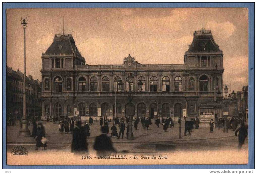 * Brussel - Bruxelles * (Henri Georges, Nr. 3216) La Gare Du Nord, Noord Station North, Très Animé, Hoeden - Transport (rail) - Stations
