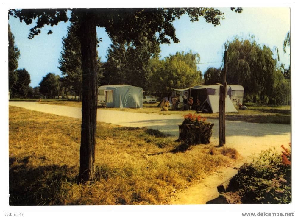 {26655} 72 Sarthe Loué, Le Terrain De Camping . Animée , Peugeot 504 Caravanes Tente - Loue