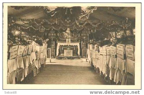 OSSUAIRE PROVISOIRE DE DOUAUMONT INTERIEUR DE LA CHAPELLE ABRITANT PLUSIUERS CERCUEILS - Douaumont