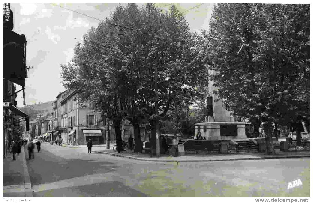 DECAZEVILLE - Place Wilson Et Monument Aux Morts - Decazeville