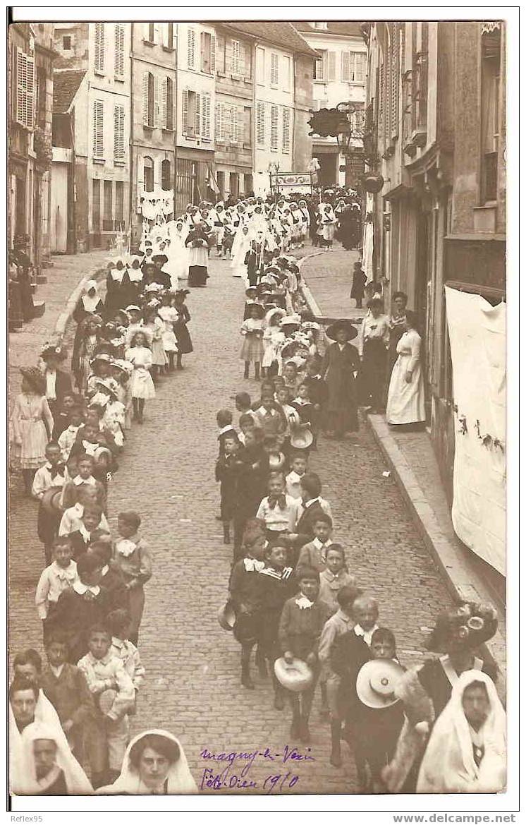 MAGNY EN VEXIN - RARE CARTE PHOTO Fête Dieu 1910 - Magny En Vexin