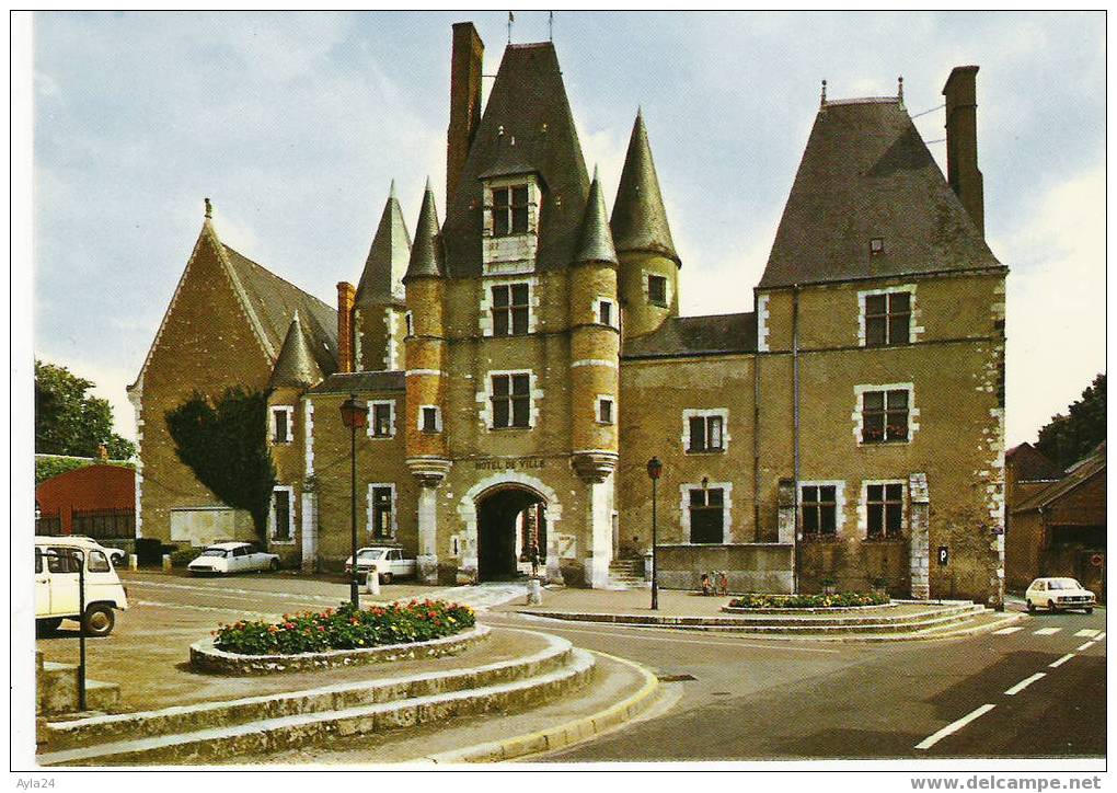 CPSM  18   AUBIGNY SUR NERE MAIRIE   HOTEL DE VILLE  CHATEAU DES  STUART  CITROEN  DS  AUTO   VOITURE - Aubigny Sur Nere