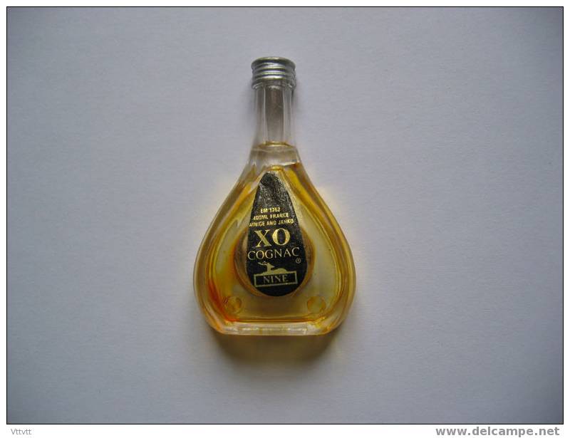 Magnet : Bouteille De Cognac XO Noir (5,5 Cm De Haut, 3,7 Cm De Large) - Advertising