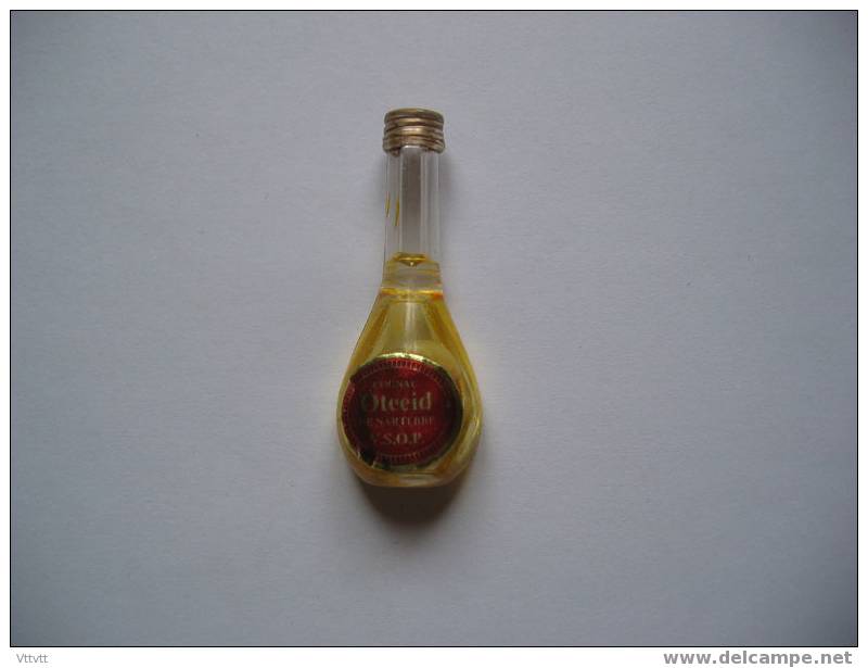 Magnet : Bouteille De Cognac Oteeid (5,5 Cm De Haut, 2,2 Cm De Large) - Andere & Zonder Classificatie