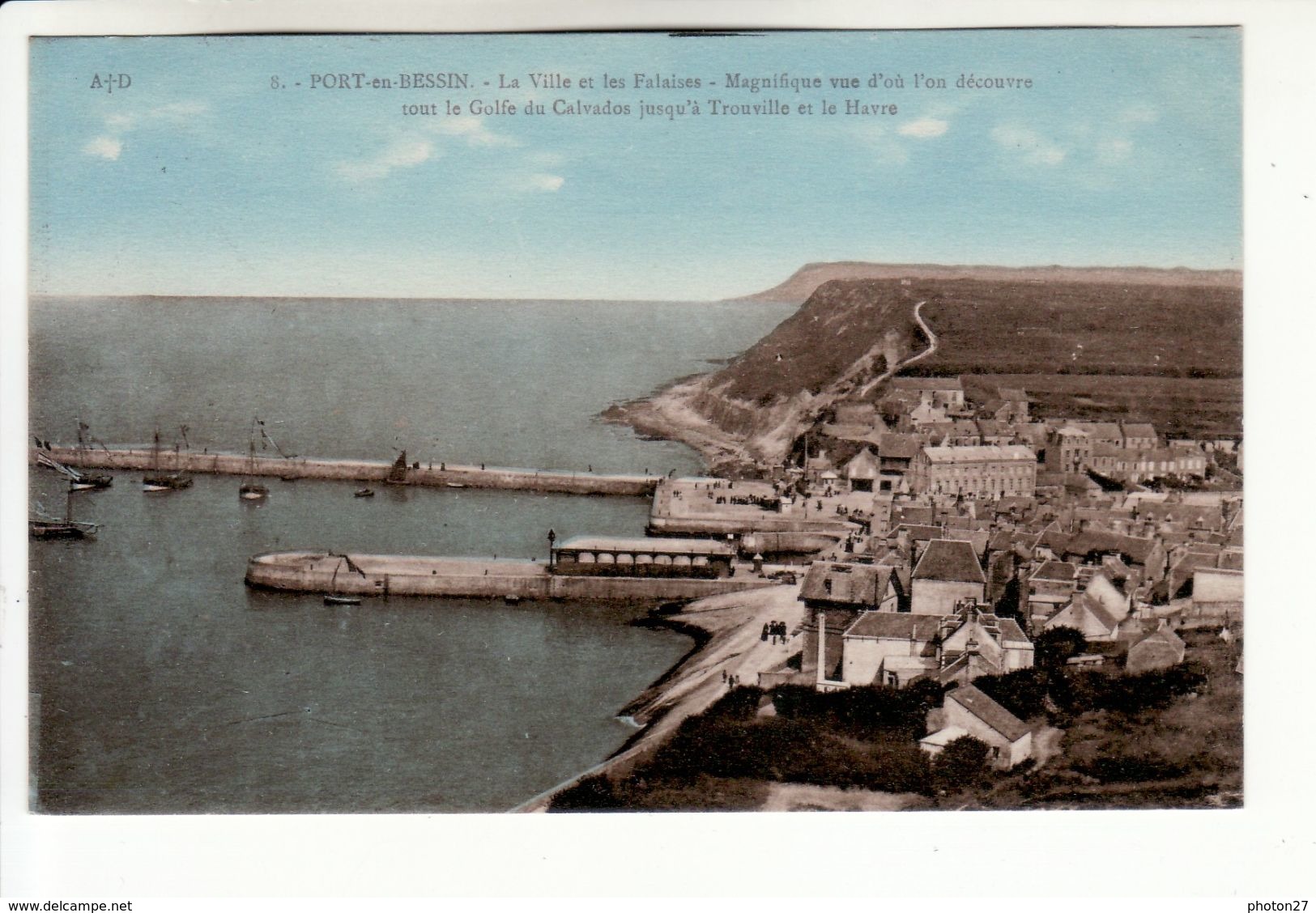 PORT En BESSIN, La Ville Et Les Falaises - Port-en-Bessin-Huppain